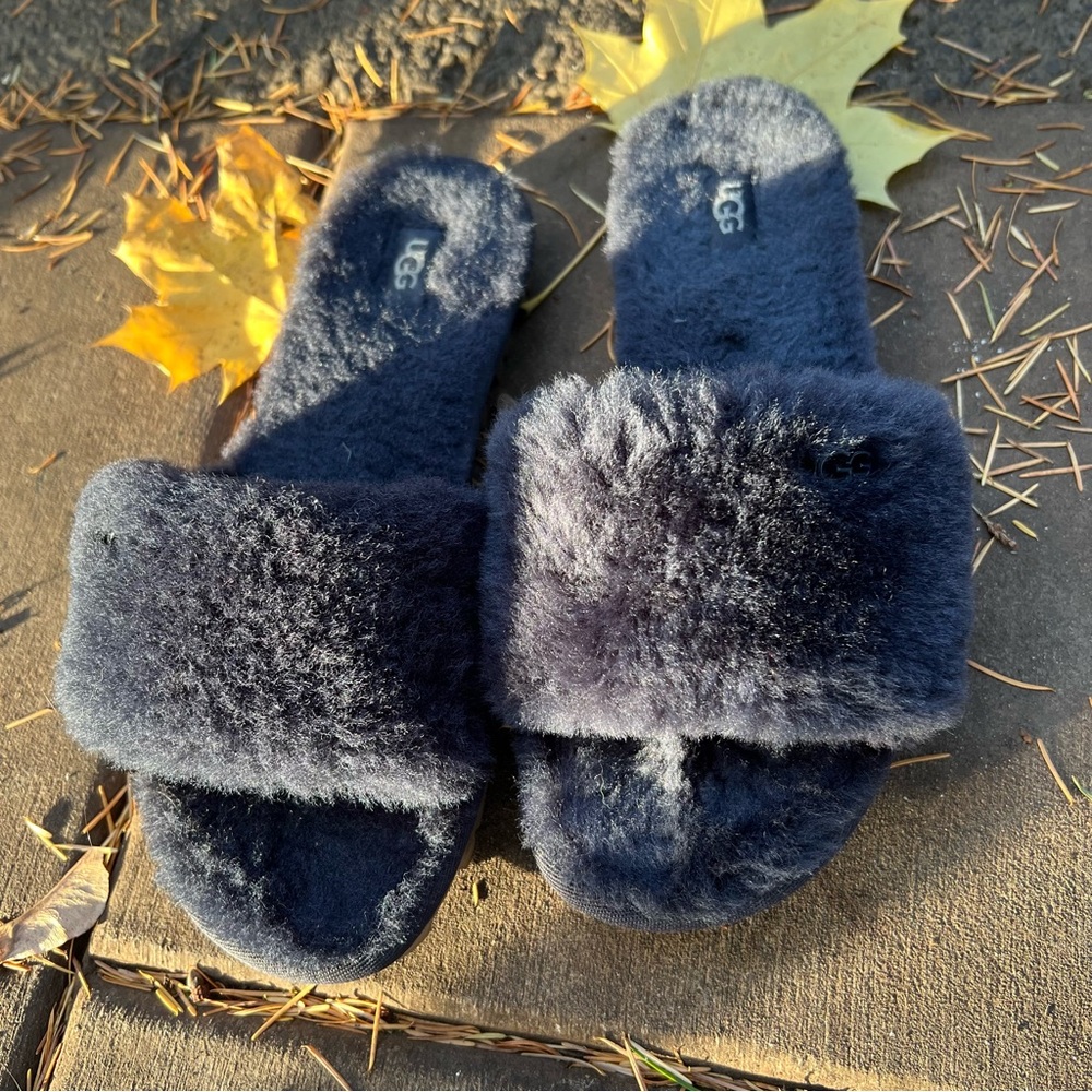 UGG navy blue Fluffy Slippers size 7 slides NWOT - Picture 10 of 10